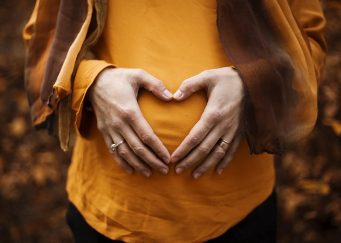 Custom_campaign_image_pregnant_belly_with_heart_hands